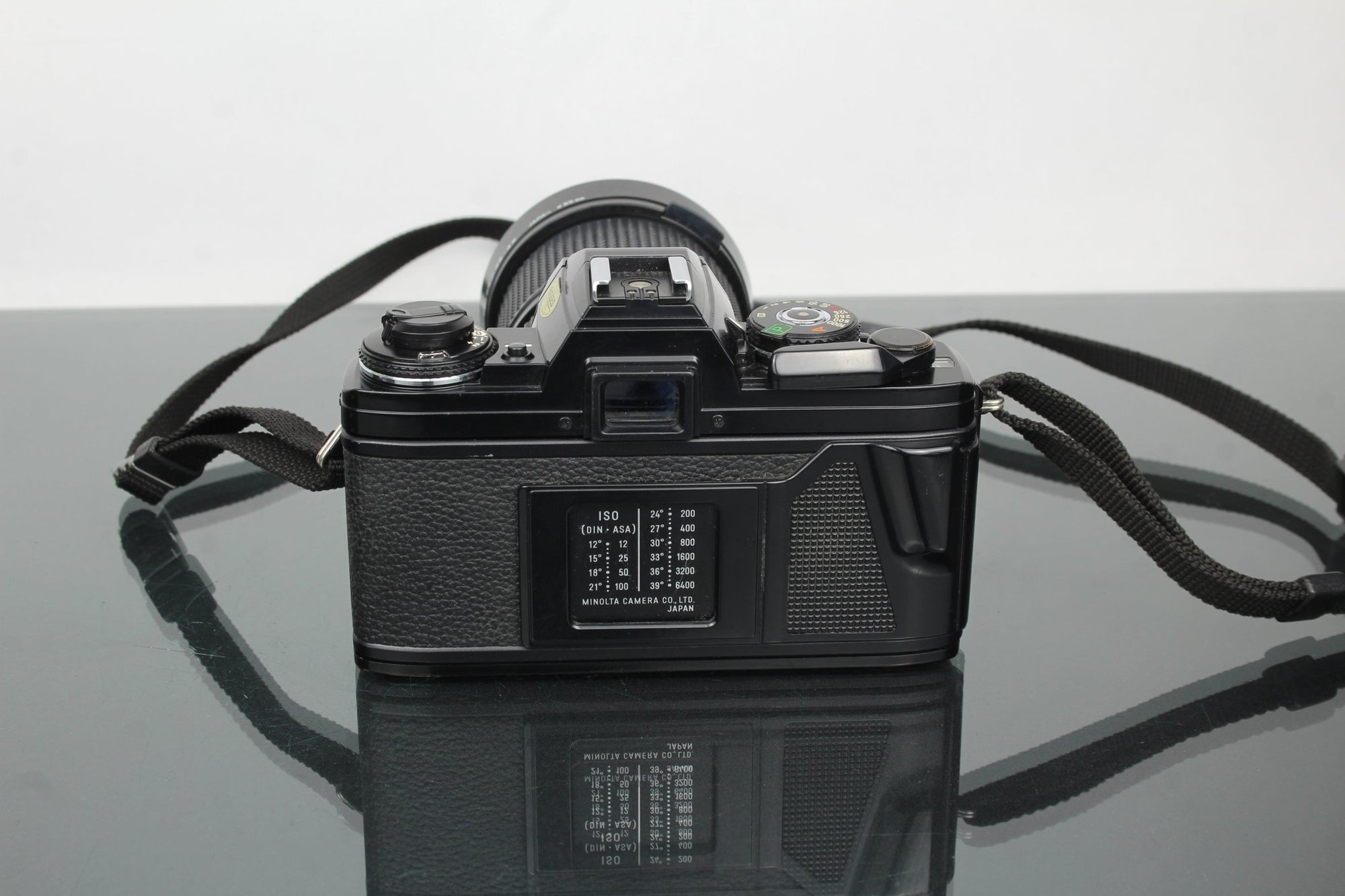 Minolta X - 700 + MD 28 - 85mm f/3.5 - 4.5 Minolta lens - Dutch|Thrift