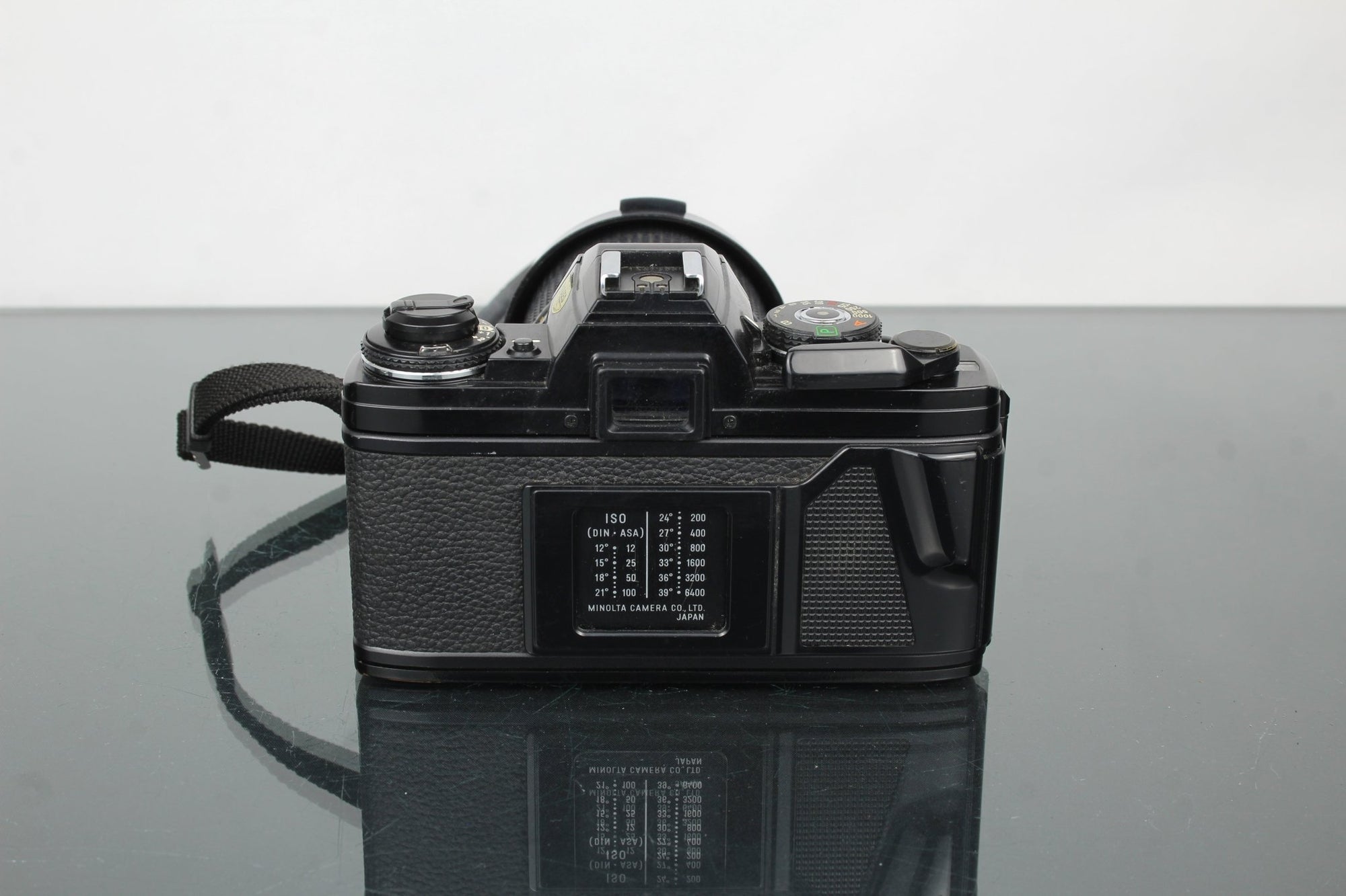 Minolta X - 700 + Minolta MD Zoom 28 - 85mm 1:3.5 - 4.5 - Dutch|Thrift