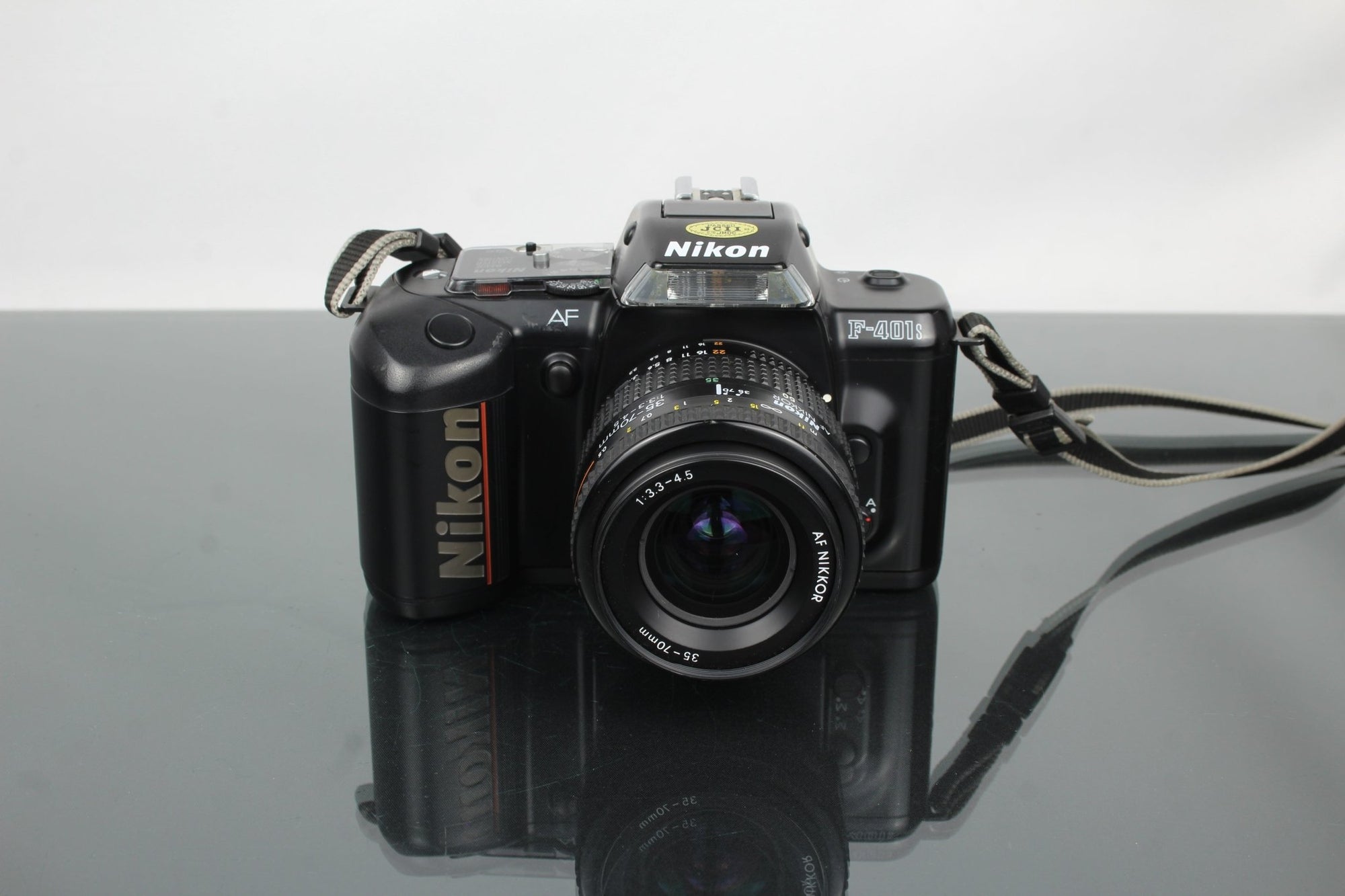 Nikon AF F - 401S + 35 - 70mm 1:3.3 - 4.5 Nikon F - mount lens - Dutch|Thrift