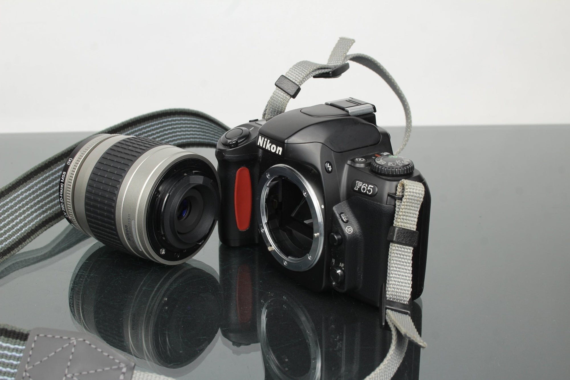 Nikon F65 + Nikon AF Nikkor 28 - 80mm 1:3.3 - 5.6G - Dutch|Thrift