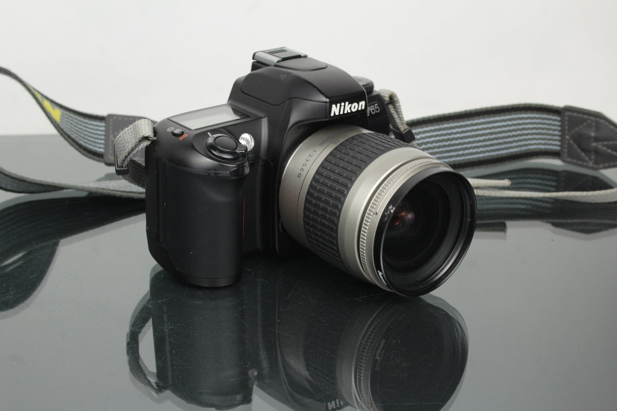 Nikon F65 + Nikon AF Nikkor 28 - 80mm 1:3.3 - 5.6G - Dutch|Thrift