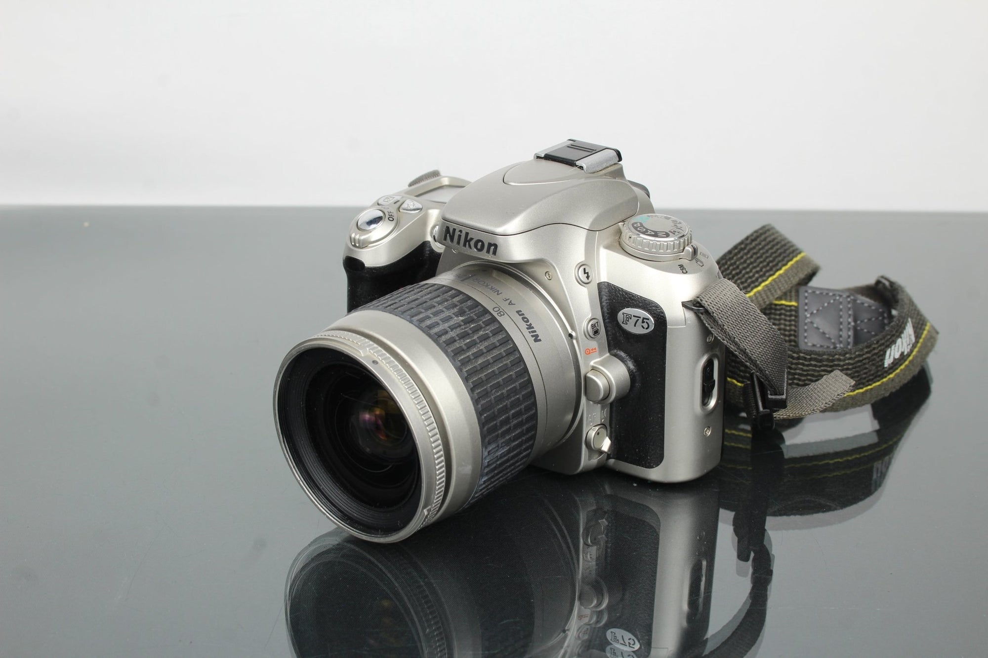 Nikon F75 + AF Nikkor 28 - 80mm 1:3.5 - 5.6 G - Dutch|Thrift