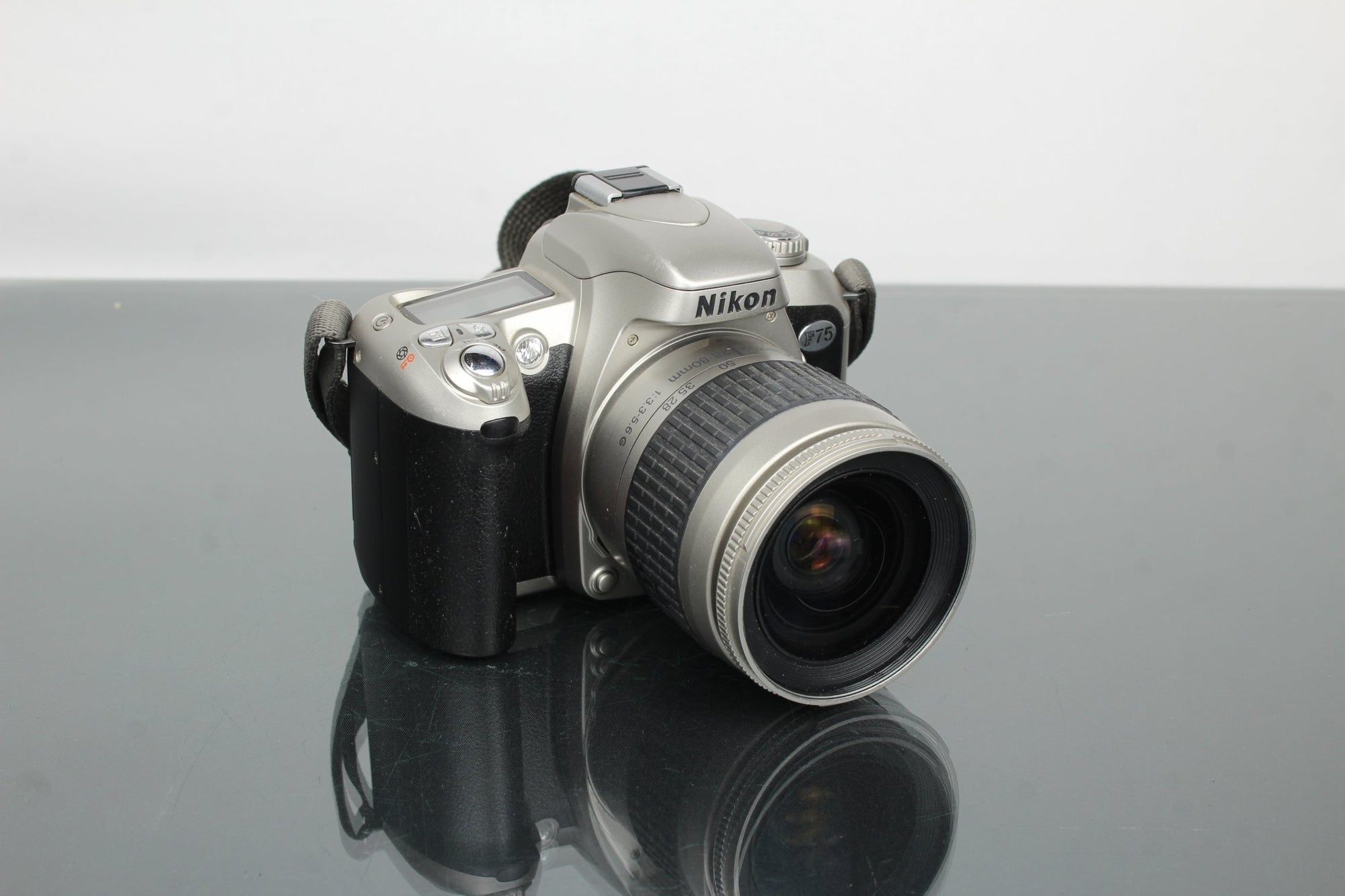Nikon F75 + AF Nikkor 28 - 80mm 1:3.5 - 5.6 G - Dutch|Thrift