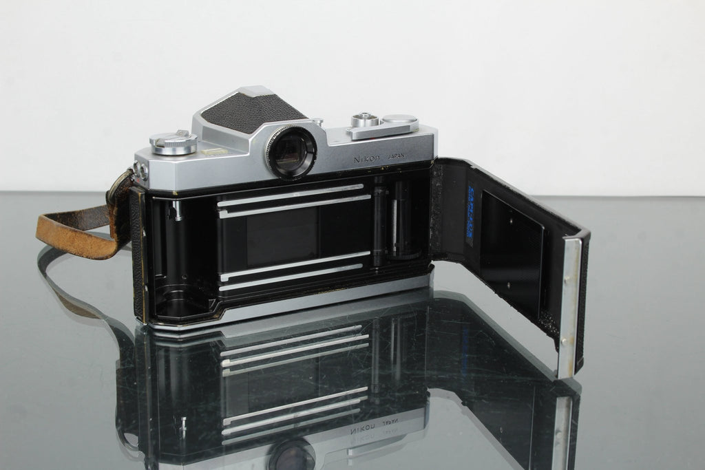Nikon Nikkormat FT + Nikon Nikkor - H Auto 1:2 f=50mm - Dutch|Thrift