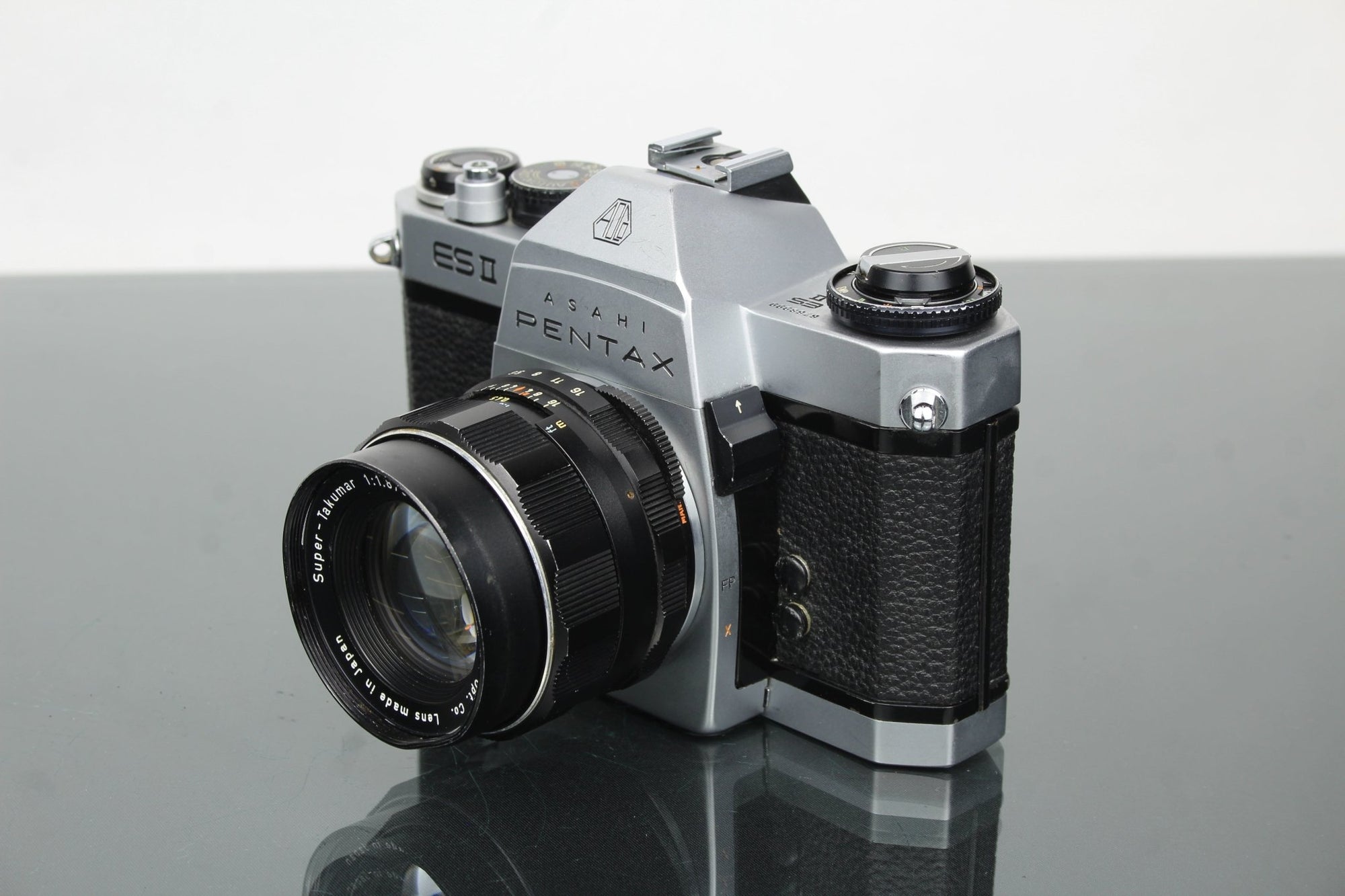 Pentax ES II + Super Takumar 55mm f/1.8 M42 lens - Dutch|Thrift